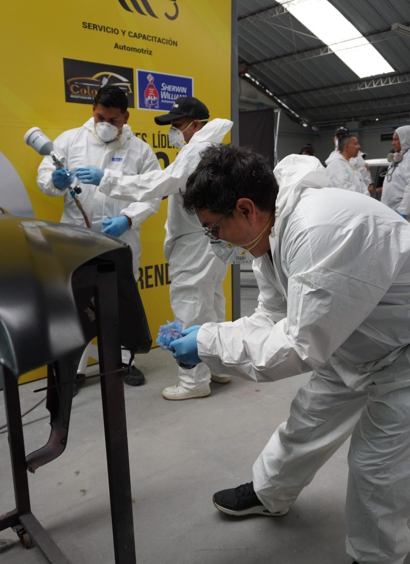 Curso práctico de pintura automotriz aplicado directamente en vehículo.