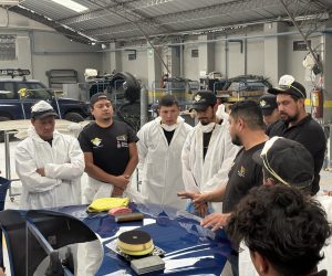 Grupo de alumnos trabajando en taller durante la capacitación presencial.