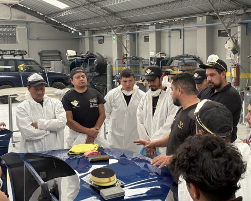 practica-pistola-de-pintura-automotriz Grupo de alumnos trabajando en taller durante la capacitación presencial.
