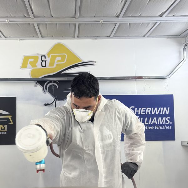 Aplicación de base color y barniz durante la capacitación presencial.